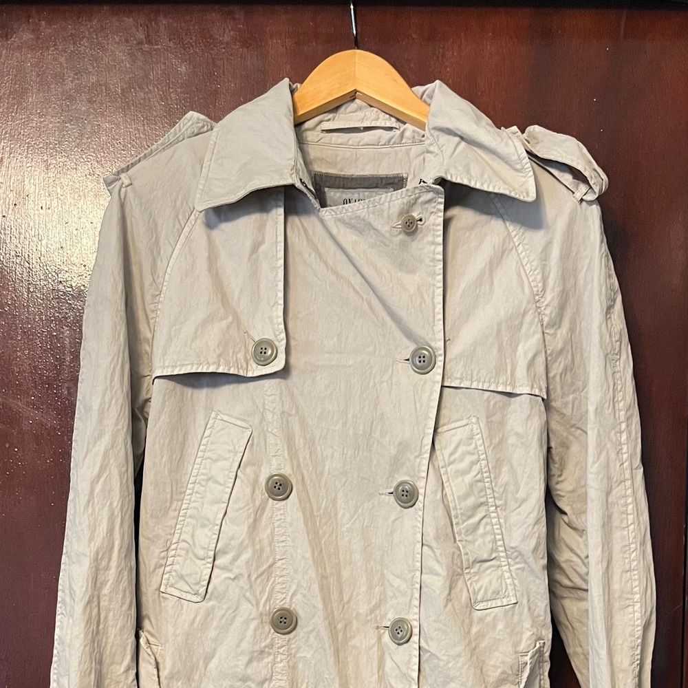 Onassis Men’s Trench Coat with four front pockets